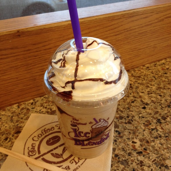 Photo taken at The Coffee Bean &amp; Tea Leaf by hiromi k. on 5/12/2013