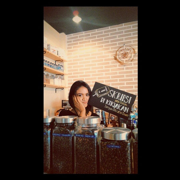 Photo taken at Bean&#39;s Lab Cafe by mahayu k. on 3/3/2015