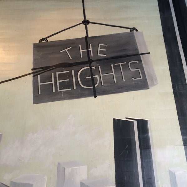 รูปภาพถ่ายที่ The Heights Bar &amp; Grill โดย Paul B. เมื่อ 2/22/2015