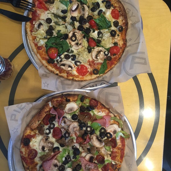 8/25/2016 tarihinde Oliver G.ziyaretçi tarafından Pieology Pizzeria'de çekilen fotoğraf