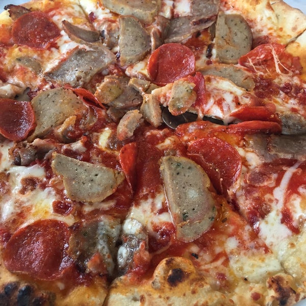 3/3/2015 tarihinde Ryan S.ziyaretçi tarafından Carluccio&#39;s Coal Fired Pizza'de çekilen fotoğraf