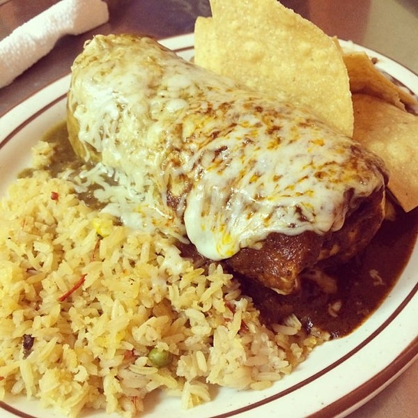 รูปภาพถ่ายที่ Dos Burritos Mexican Restaurant โดย Kevin M. เมื่อ 12/16/2013