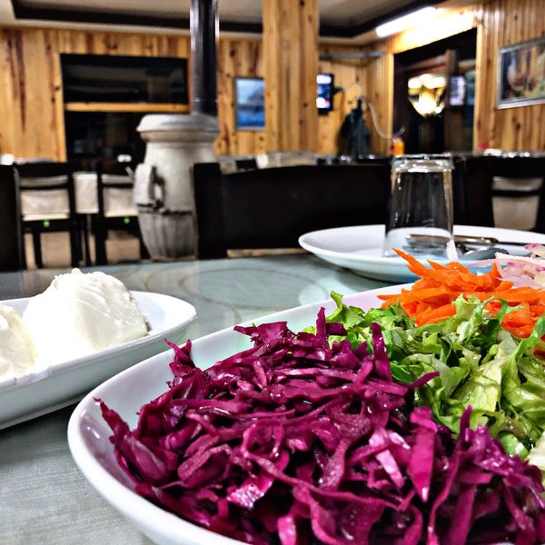 รูปภาพถ่ายที่ Abant Park Alabalık Et Restaurant โดย Enes Ç. เมื่อ 1/22/2019