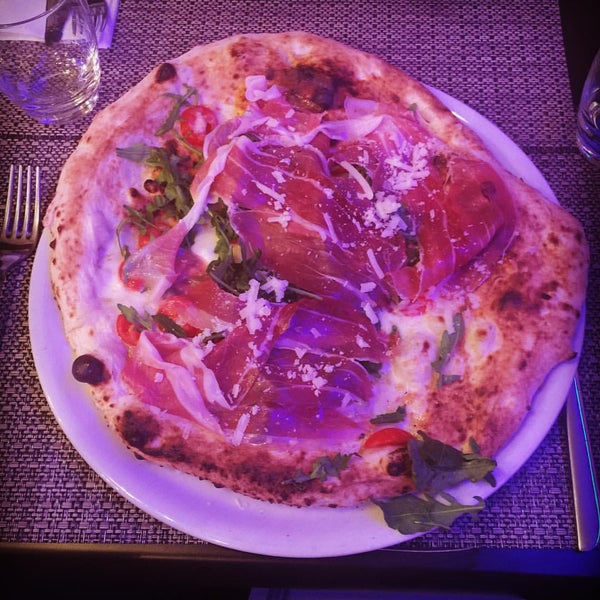 Foto diambil di O&#39;scià Pizzeria Napoletana oleh Pascal W. pada 10/21/2015