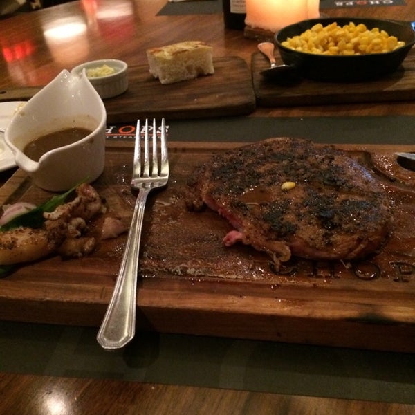 Foto tirada no(a) Chops Chicago Steakhouse por Allan M. em 7/22/2014