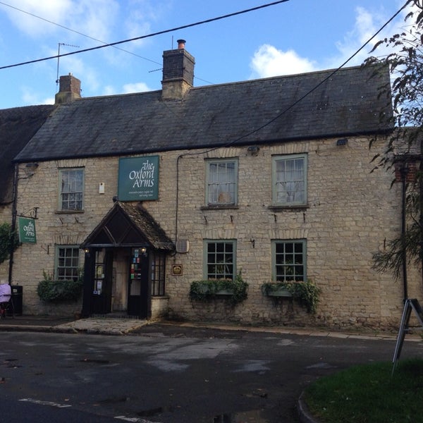 รูปภาพถ่ายที่ The Oxford Arms โดย O J. เมื่อ 11/21/2013