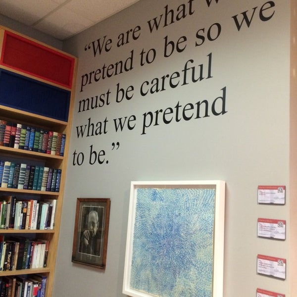 Das Foto wurde bei Kurt Vonnegut Memorial Library von Addie J. am 9/2/2014 aufgenommen