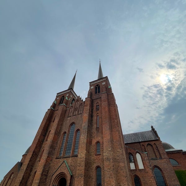 Foto diambil di Roskilde Domkirke | Roskilde Cathedral oleh Remco T. pada 7/25/2021