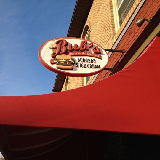 รูปภาพถ่ายที่ Bub&#39;s Burgers &amp; Ice Cream โดย Colleen L. เมื่อ 10/16/2012