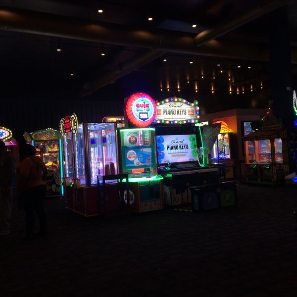 Photo taken at Dave &amp; Buster&#39;s by Lucas D. on 1/18/2017