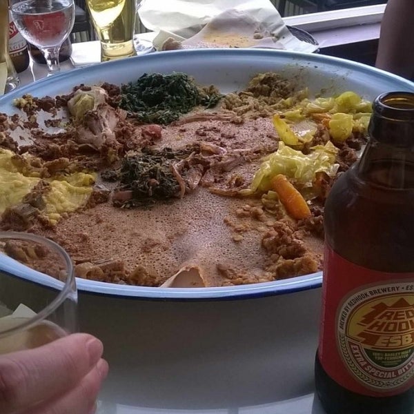 Foto scattata a Queen Sheba Ethiopian Restaurant da Aaron K. il 8/3/2015