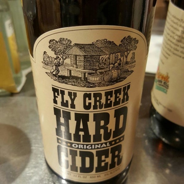 Foto tirada no(a) Fly Creek Cider Mill &amp; Orchard por David J. em 11/5/2016