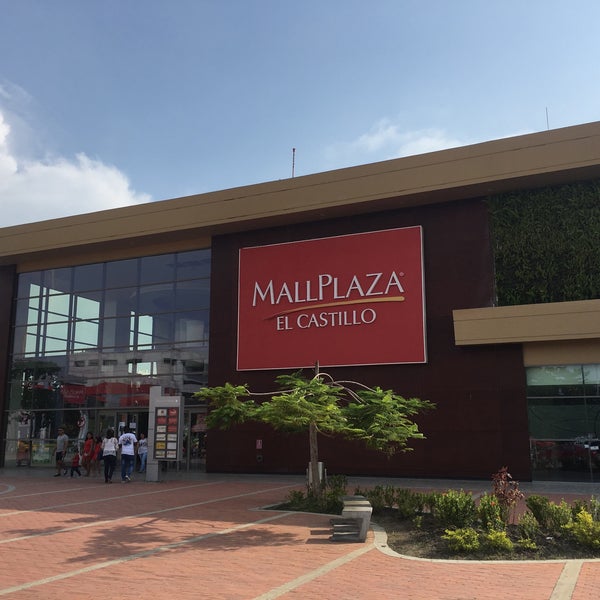 Foto tirada no(a) Mall Plaza El Castillo por David A. em 9/18/2016