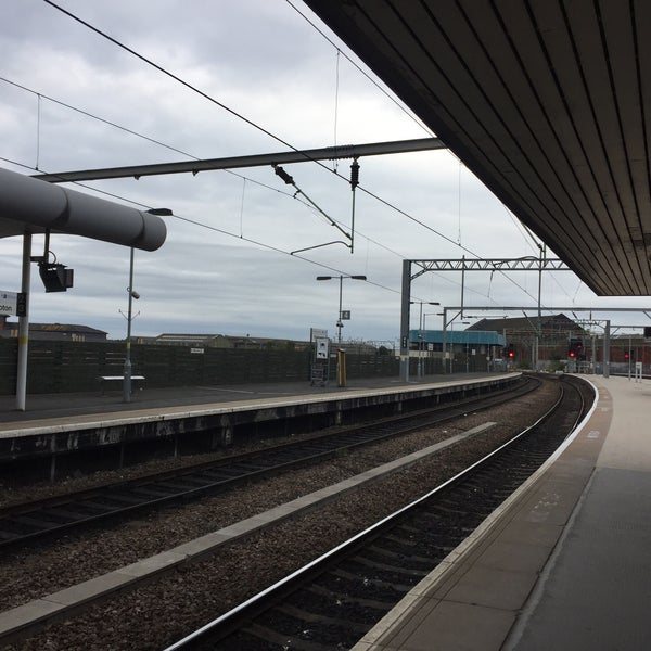 Foto tirada no(a) Wolverhampton Railway Station (WVH) por Brian B. em 9/17/2016