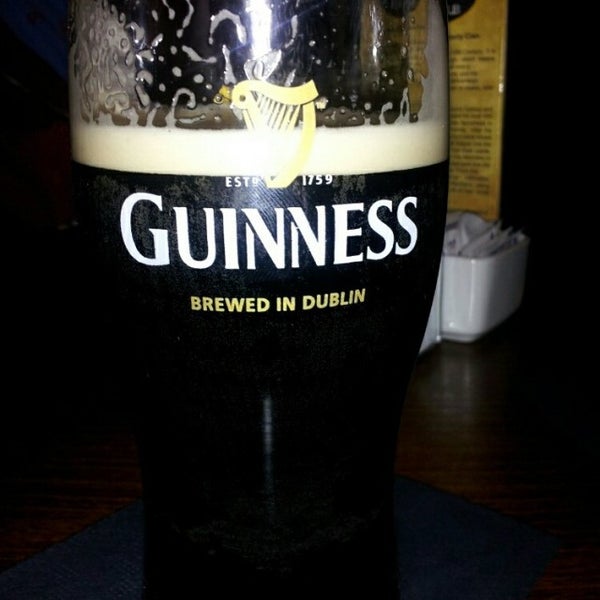 Снимок сделан в Flahertys Irish Pub пользователем Wayne W. 1/8/2014