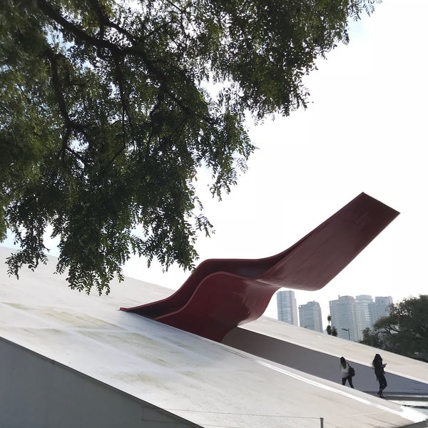 Das Foto wurde bei Auditório Ibirapuera Oscar Niemeyer von Vinicius R. am 5/24/2018 aufgenommen