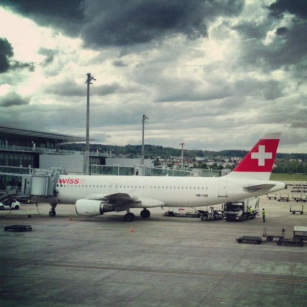 Foto tirada no(a) Aeroporto de Zurique (ZRH) por Roman em 5/9/2013