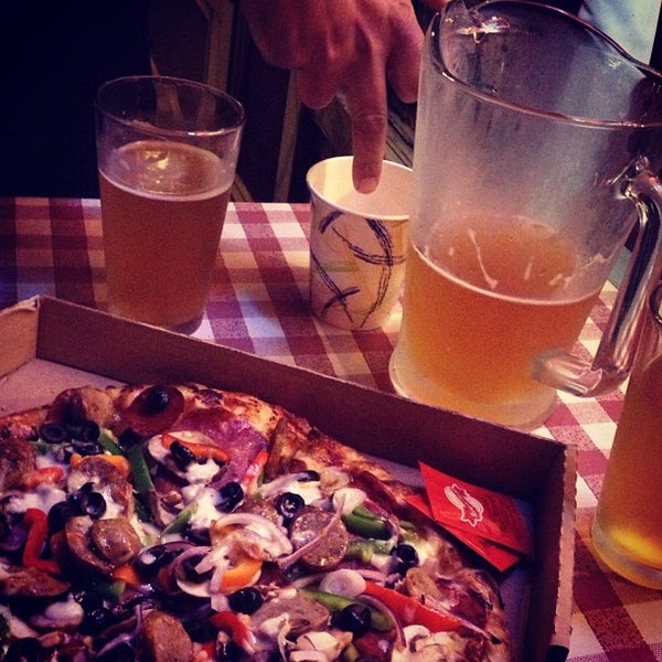 Foto tirada no(a) Croll&#39;s Pizza &amp; Beer por angelita f. em 11/29/2012