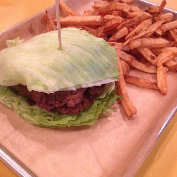 6/10/2014にHenry G.がMOOYAH Burgers, Fries &amp; Shakesで撮った写真