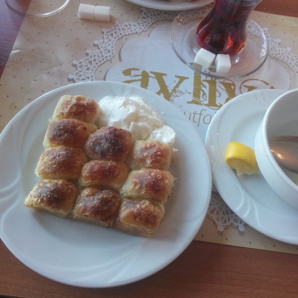 รูปภาพถ่ายที่ Avliya Restaurant โดย Bircan G. เมื่อ 4/10/2014