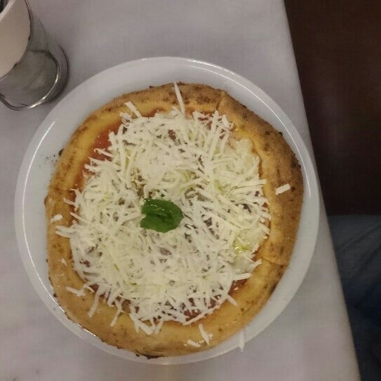 รูปภาพถ่ายที่ &quot;Pizza Please&quot; โดย Alexandros G. เมื่อ 12/28/2015