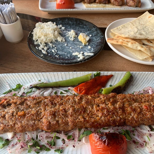 4/2/2021 tarihinde eliiif🎶ziyaretçi tarafından Chef Erdal Adana Kebap Göktürk'de çekilen fotoğraf
