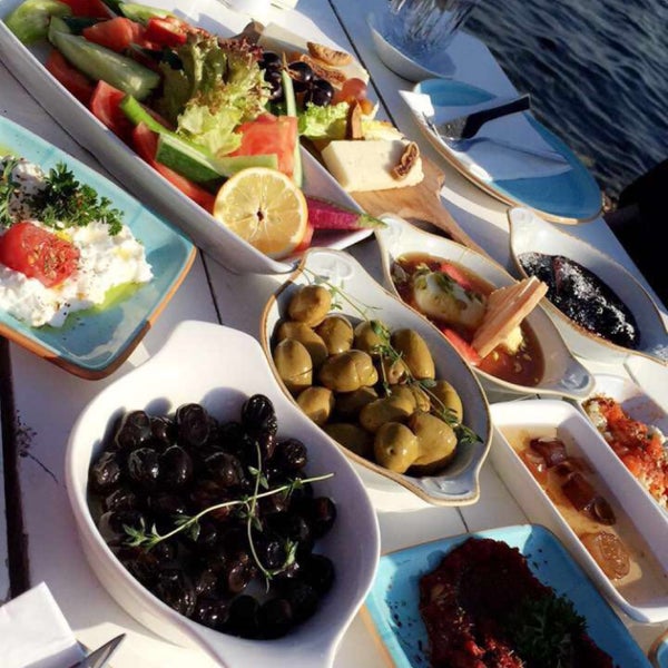 รูปภาพถ่ายที่ Denizaltı Cafe &amp; Restaurant โดย Damla Y. เมื่อ 12/10/2016