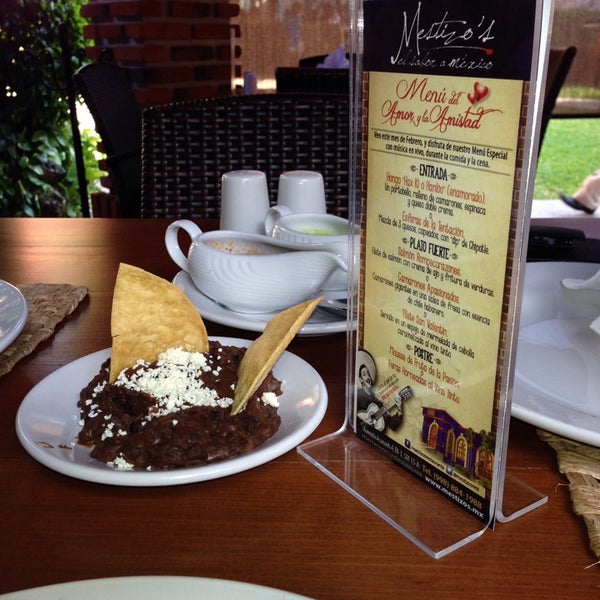 Photo taken at Mestizo&#39;s | Restaurante Mexicano Cancun | Cancun Mexican Restaurant by Tavo S. on 2/9/2014