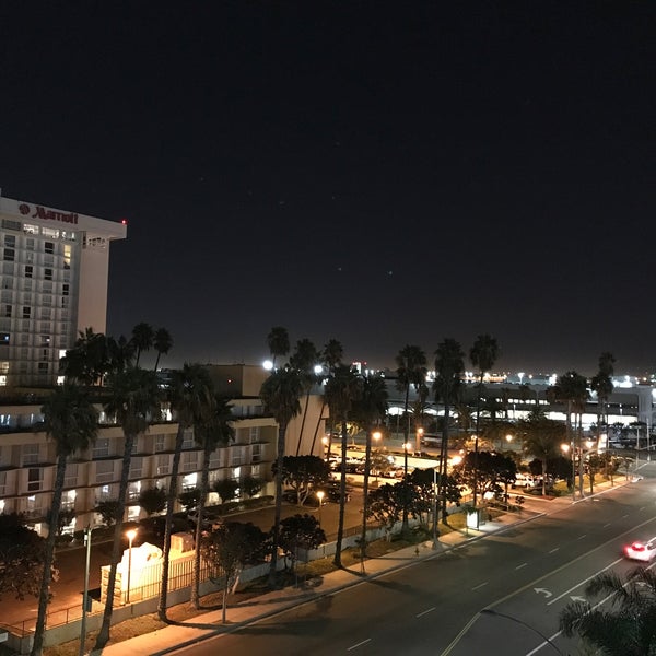 Foto tomada en Embassy Suites by Hilton  por Doug B. el 10/21/2017