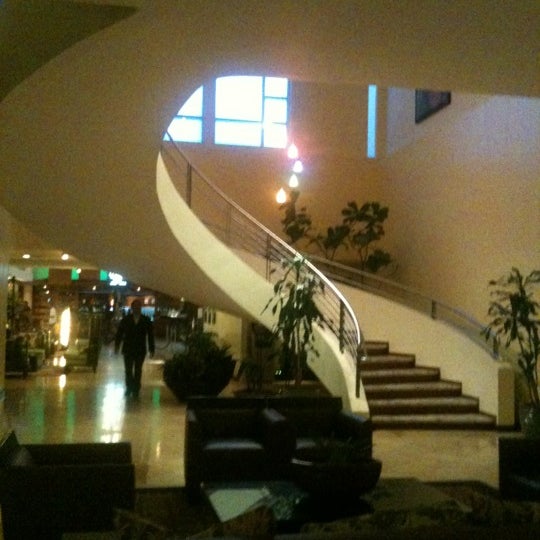 Foto diambil di Verdanza Hotel, a member of Summit Hotels &amp; Resorts oleh Calvin X pada 10/20/2012