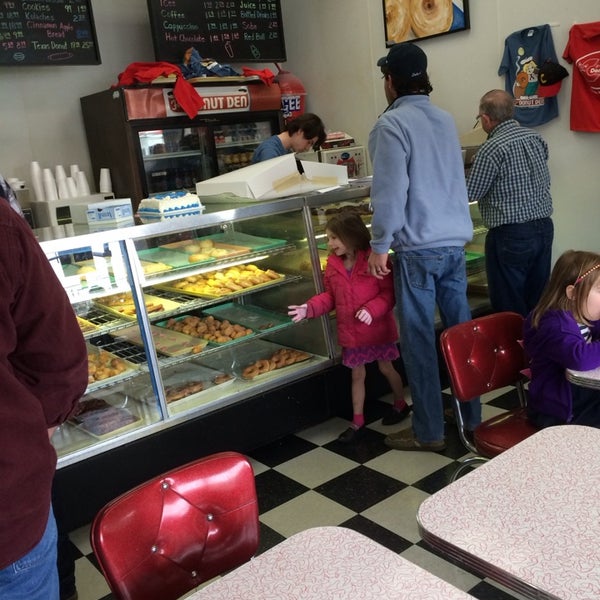 3/1/2014 tarihinde Bobby S.ziyaretçi tarafından Donut Den'de çekilen fotoğraf
