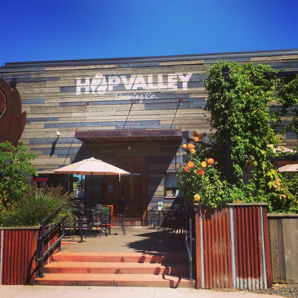 Das Foto wurde bei Hop Valley Brewing Co. von Jen C. am 8/15/2016 aufgenommen