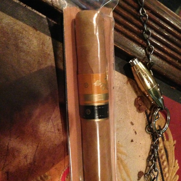 Foto diambil di Edward&#39;s Pipe &amp; Cigar Shop oleh Jeffrey M. pada 7/27/2013