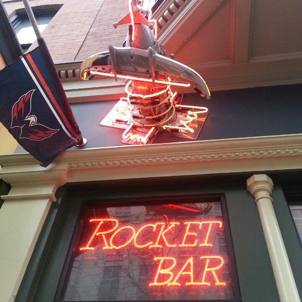 Foto tomada en Rocket Bar  por Steve G. el 3/24/2013
