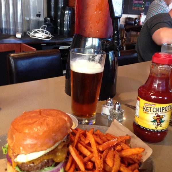 6/10/2014にGregory O.がVillage Burger Barで撮った写真