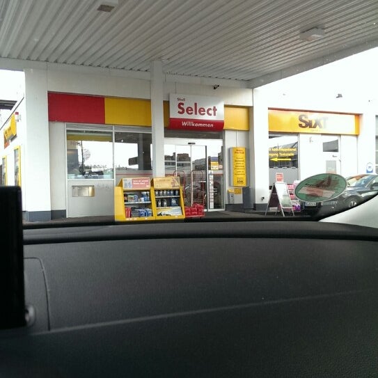 Photo prise au Shell par Ma M. le3/25/2014