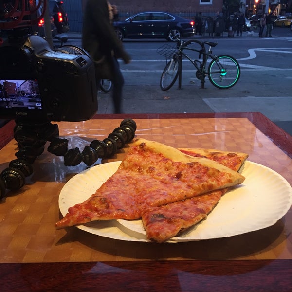 รูปภาพถ่ายที่ Proto&#39;s Pizza โดย Seth James D. เมื่อ 10/15/2016