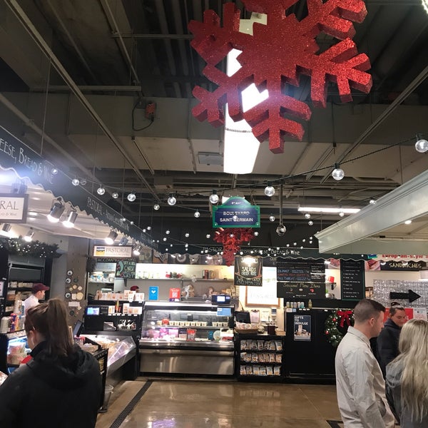 Foto diambil di Chicago French Market oleh Vija pada 1/5/2019