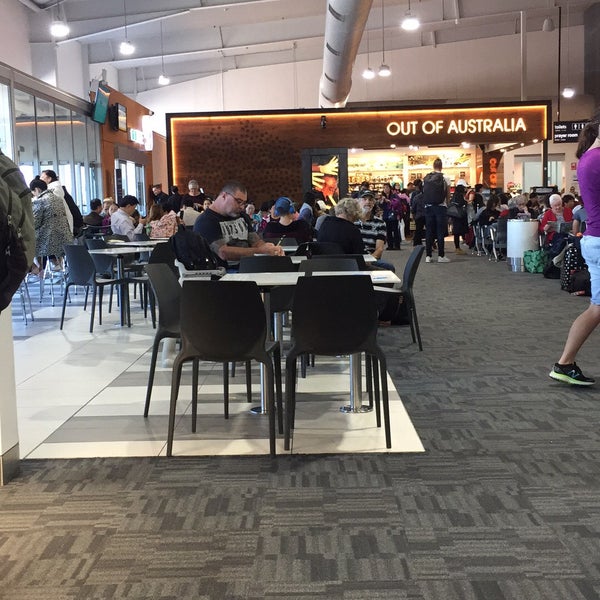 รูปภาพถ่ายที่ Gold Coast Airport (OOL) โดย Wei Shen O. เมื่อ 9/30/2018