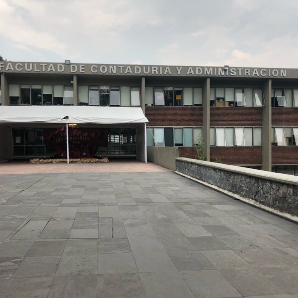 รูปภาพถ่ายที่ UNAM Facultad de Contaduría y Administración โดย Yareli M. เมื่อ 10/30/2018