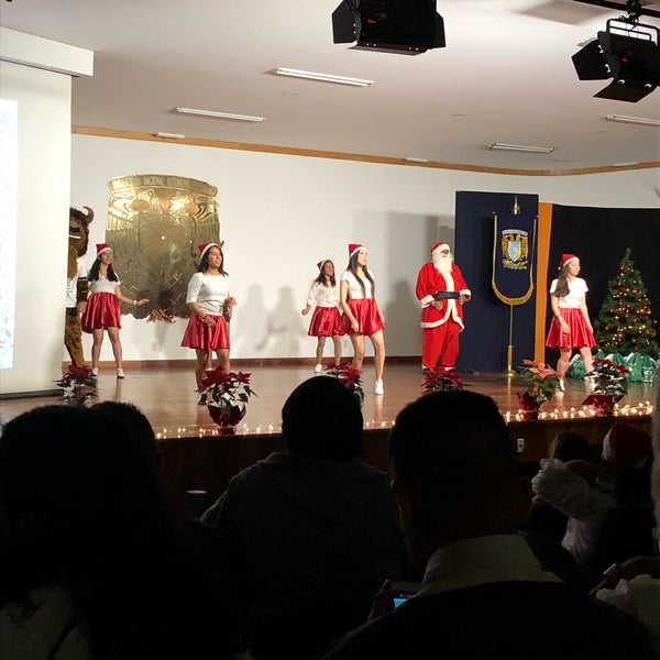 รูปภาพถ่ายที่ UNAM Facultad de Contaduría y Administración โดย Yareli M. เมื่อ 12/4/2018