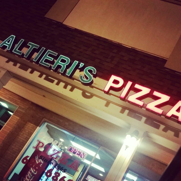 Das Foto wurde bei Altieri&#39;s Pizza von Yarivette M. am 11/16/2014 aufgenommen
