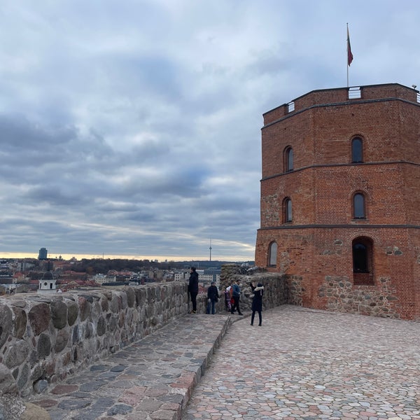 Foto diambil di Gedimino Pilies Bokštas | Gediminas’ Tower of the Upper Castle oleh d&#39;Essie V. pada 11/20/2023