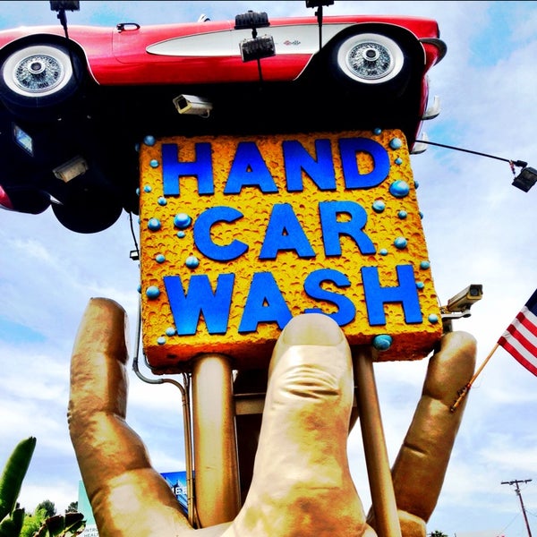 Das Foto wurde bei Studio City Hand Car Wash von Amanda P. am 8/2/2013 aufgenommen
