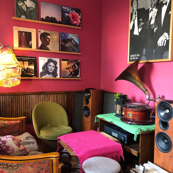 รูปภาพถ่ายที่ Vinyl Cafe โดย Oksana G. เมื่อ 10/24/2019