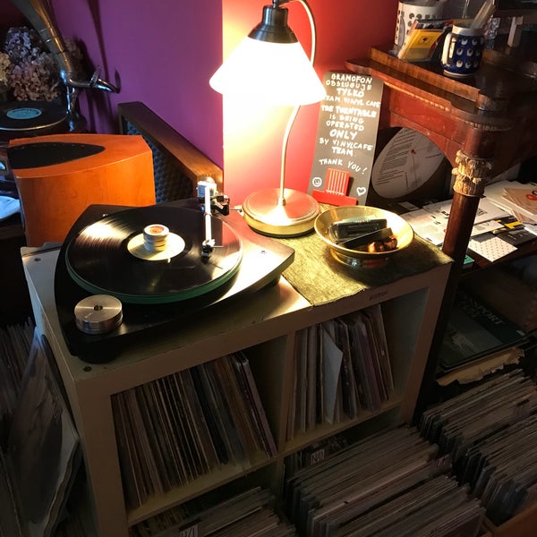 รูปภาพถ่ายที่ Vinyl Cafe โดย Oksana G. เมื่อ 10/14/2018