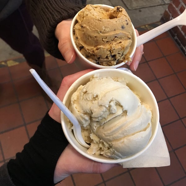 Foto tirada no(a) Swensen&#39;s Ice Cream por Jaclyn H. em 1/29/2020