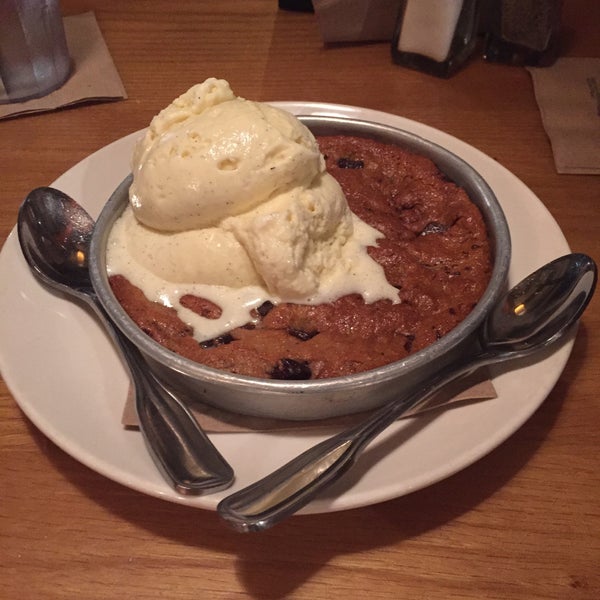 Photo taken at BJ&#39;s Restaurant &amp; Brewhouse by A7med B. on 7/30/2015