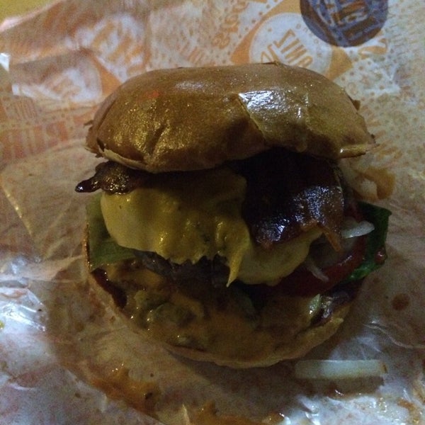 รูปภาพถ่ายที่ Zing Burger โดย Zoltan G. เมื่อ 11/28/2013