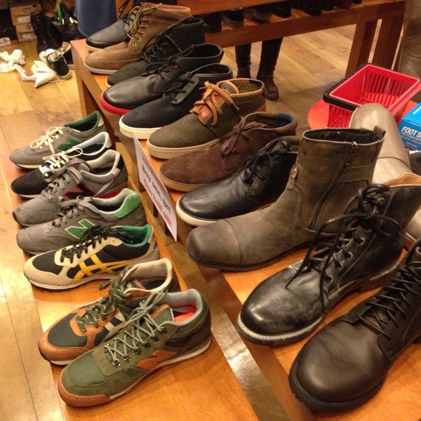 Foto scattata a Shoe Market da Greg T. il 12/1/2013